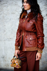camélia jordana, brown leather coat, brown leather jacket, zipped coat, zipped jacket, collar details, fur coat, fur collar jacket, fur collar coat, fur jacket, brown pants, loose pants, beige bag, velvet bag, corduroy bag, hand bag, embroidered bag, golden bracelet, golden ring, multi rings, big bracelet, big bangle, chloe bracelet, chloe ring, stone ring, white pullover, turtleneck pullover, chloe bag, chloe coat, chloe jacket, chloe look, chloe pants, fashion week, frenchystyle, FW, jonathan paciullo, street style, PFW, PARIS, SPRING SUMMER 2021, SS 21, vertical, atmosphere details, detail