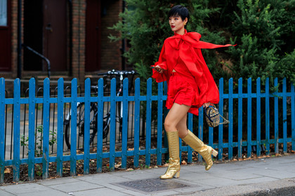 red shirt, red shorts, red total look, lavalliere collar, chanel earrings, logo earrings, chanel bag, tweed bag, golden bag, round shape bag, hand bag, golden boots, high boots, high heels boots, animal skin boots, fashion week, frenchystyle, FW, jonathan paciullo, street style, atmosphere details, horizontal, full length