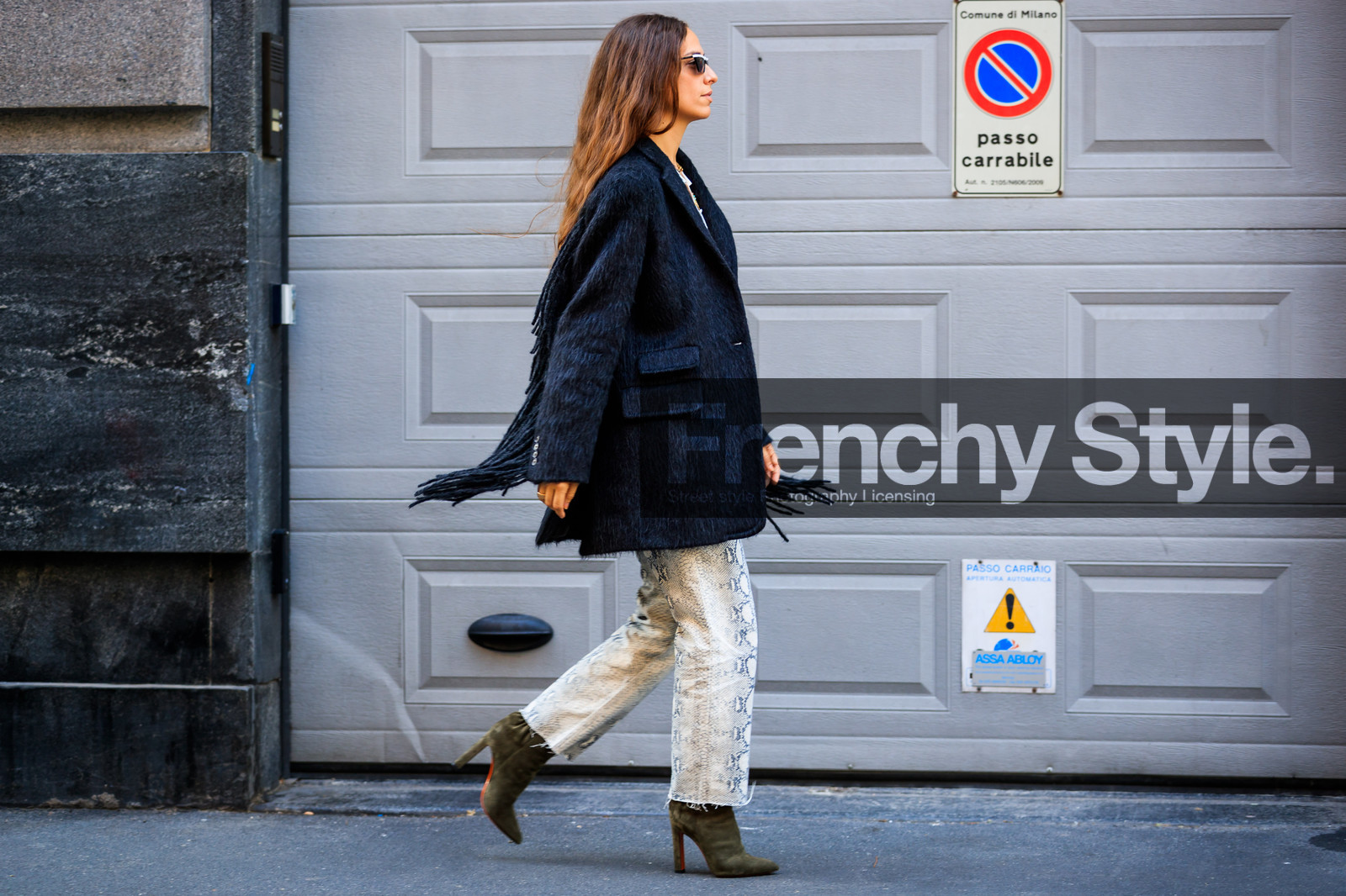 animal print, beige pants, black jacket, erika boldrin, fringes, graphic pants, green boots, high heels, leather shoes, printed pants, snake print, sunglasses, trousers, street style, jonathan paciullo, FW, frenchystyle, fashion week, MFW, MILAN, SPRING SUMMER 2019, SS 19, atmosphere details, horizontal, full length