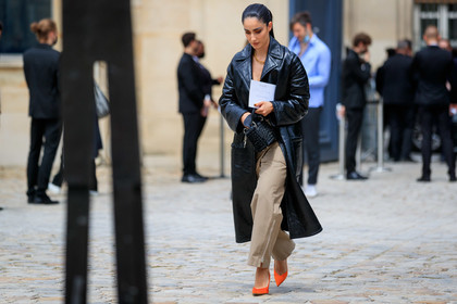 black coat, black trench coat, vinyl coat, vinyl trenchcoat, golden necklace, chain necklace, dior coat, dior trench coat, dior total look, dior pants, dior necklace, beige pants, cargo pants, orange pumps, zipped pants, big chain necklace, logo necklace, initials necklace, long coat, high waist pants, fiona zanetti, fashion week, frenchystyle, FW, jonathan paciullo, street style, PFW, PARIS, AUTUMN WINTER 2021-2022, FALL WINTER 2021-2022, FW 21-22, atmosphere details, horizontal, full length
