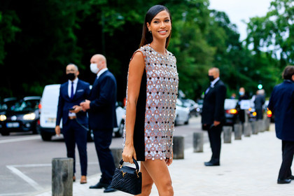 louis vuitton capucines bag, sequins dress, sleeveless dress, silvered dress, pearl embroidered dress, embroidered dress, mini bag, mini dress, sequins bag, black bag, hand bag, louis vuitton dress, golden dress, light blue dress, joan smalls, fashion week, frenchystyle, FW, jonathan paciullo, street style, PFW, PARIS, AUTUMN WINTER 2021-2022, FALL WINTER 2021-2022, FW 21-22, atmosphere details, horizontal, detail, model