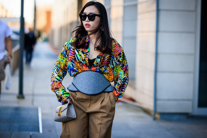 multiprint shirt, multicolor shirt, black shirt, grey belt, corset belt, brown pants, silver handbag, clutch handbag, fashion week, frenchystyle, FW, jonathan paciullo, street style, atmosphere details, horizontal