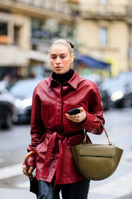 flora macdonald johnston, red leather shirt, kaki leather bag, black leather pants, belted shirt, wandler bag, square shape earrings, golden earrings, dangling earrings, fashion week, frenchystyle, FW, jonathan paciullo, street style, PFW, PARIS, vertical, atmosphere details, detail