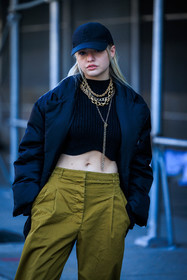 close up, sporty look, black cropped top, black blazer, prada blazer, overlayed necklaces, golden chains, black cap, black puffy blazer, kaki pn, kaki pants, low rise pants, fashion week, frenchystyle, FW, jonathan paciullo, street style, NYFW, NEW YORK, AUTUMN WINTER 2022-2023, FALL WINTER 2022_2023, FW 22-23, vertical, atmosphere details