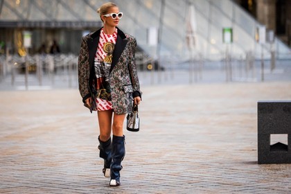 bag, bicolor shoes, black boots, blazer, boots, Caroline Daur, grey blazer, high boots, leather boots, louis vuitton bag, louis vuitton boots, louis vuitton look, oversize blazer, printed bag, printed blazer, white bag, fashion week, frenchystyle, FW, jonathan paciullo, street style, PFW, PARIS, SPRING SUMMER 2022, SS 22, horizontal, atmosphere details, full length