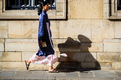 black shoes, blue dress, graphic dress, leather shoes, printed dress, fashion week, frenchystyle, FW, jonathan paciullo, street style, PFW, PARIS, horizontal, atmosphere details, full length, AUTUMN WINTER 2018-2019, FALL WINTER 2018-2019, FW 18-19, caroline issa