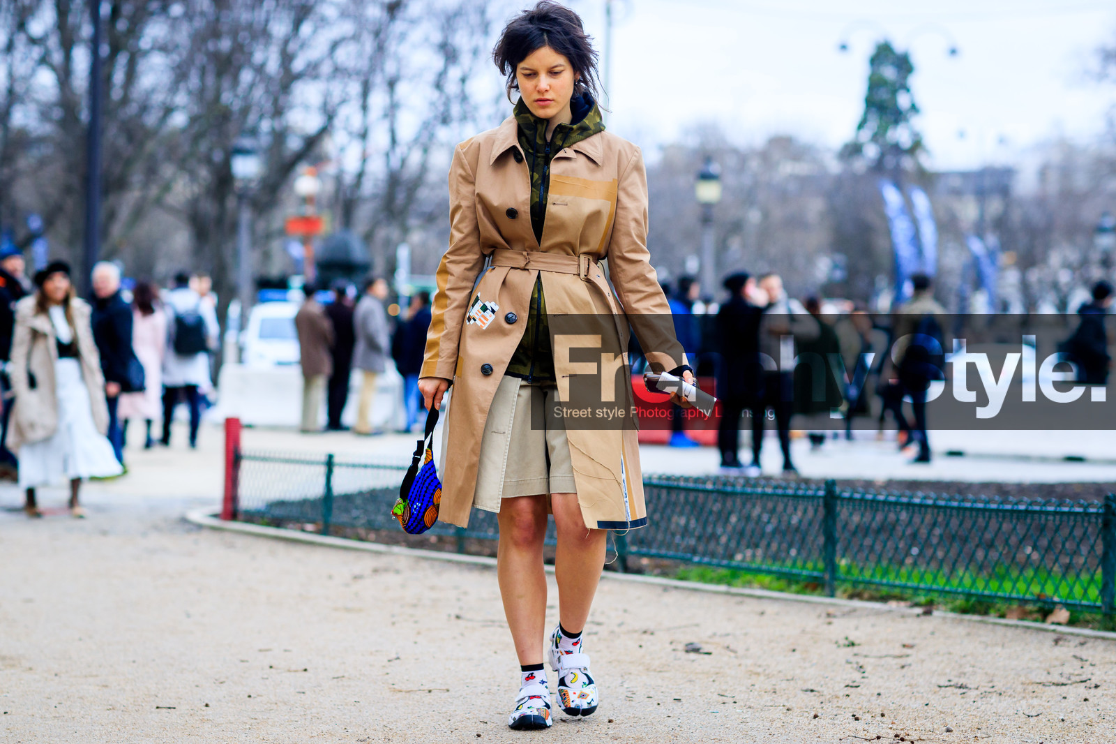 atmosphere details, AUTUMN WINTER 2017-2018, AW 17-18, beige coat, beige shorts, blue bag, camo jacket, camouflage, FALL WINTER 2017-2018, fanny pack, fashion week, frenchystyle, full length, FW, FW 17-18, green jacket, horizontal, jonathan paciullo, leather bag, leather coat, leather shoes, PARIS, PFW, printed bag, printed jacket, printed shoes, street style, Tatiana Cotliar, white sneakers
