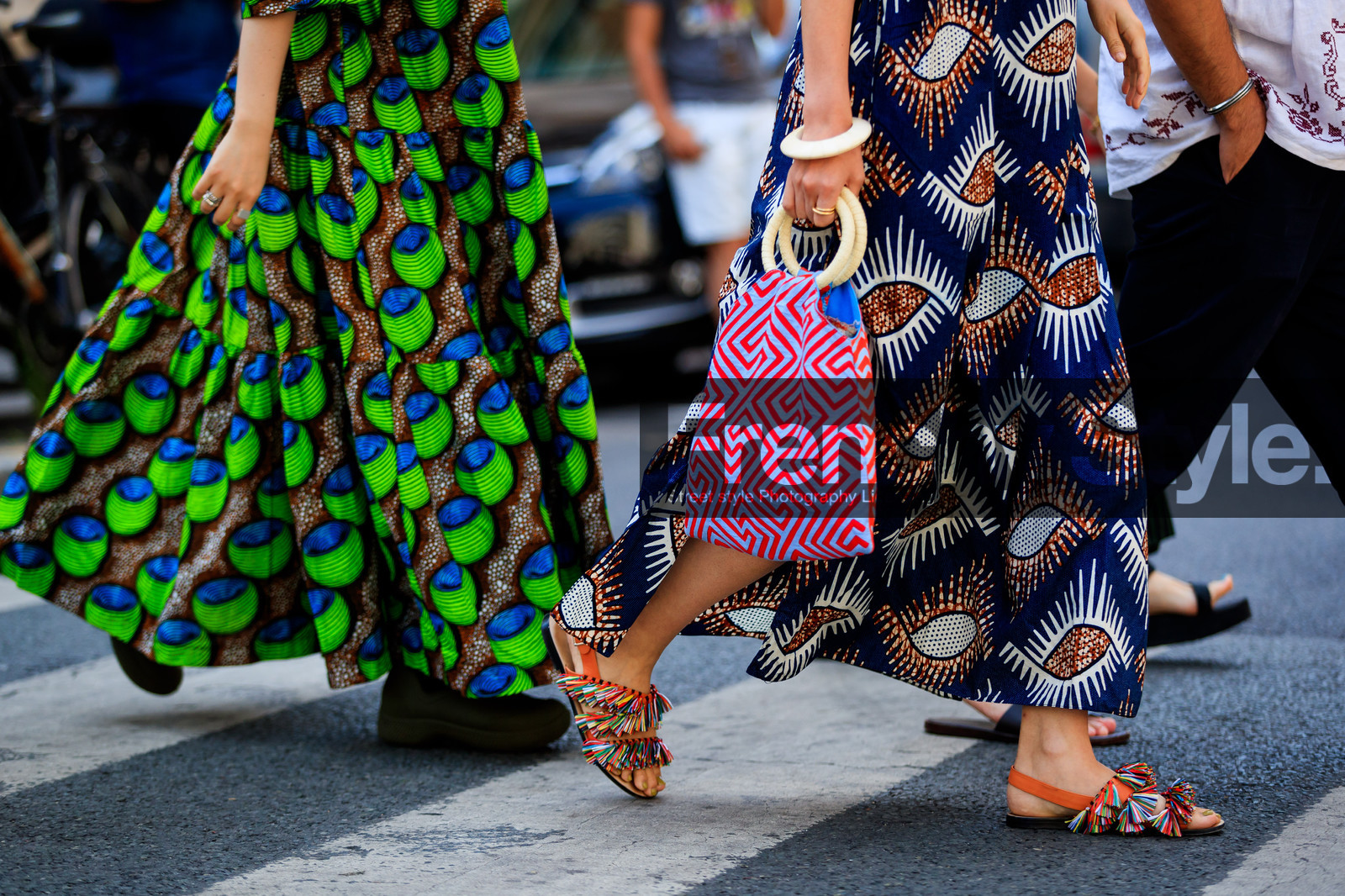 blue bag, blue dress, blue skirt, bracelet, fringes, geometric, graphic bag, graphic dress, graphic skirt, green dress, leather bag, leather shoes, multicolor bag, multicolor shoes, printed bag, printed dress, printed skirt, red bag, fashion week, frenchystyle, FW, jonathan paciullo, street style, PFW, PARIS, atmosphere details, horizontal, detail, AUTUMN WINTER 2018-2019, FALL WINTER 2018-2019, FW 18-19