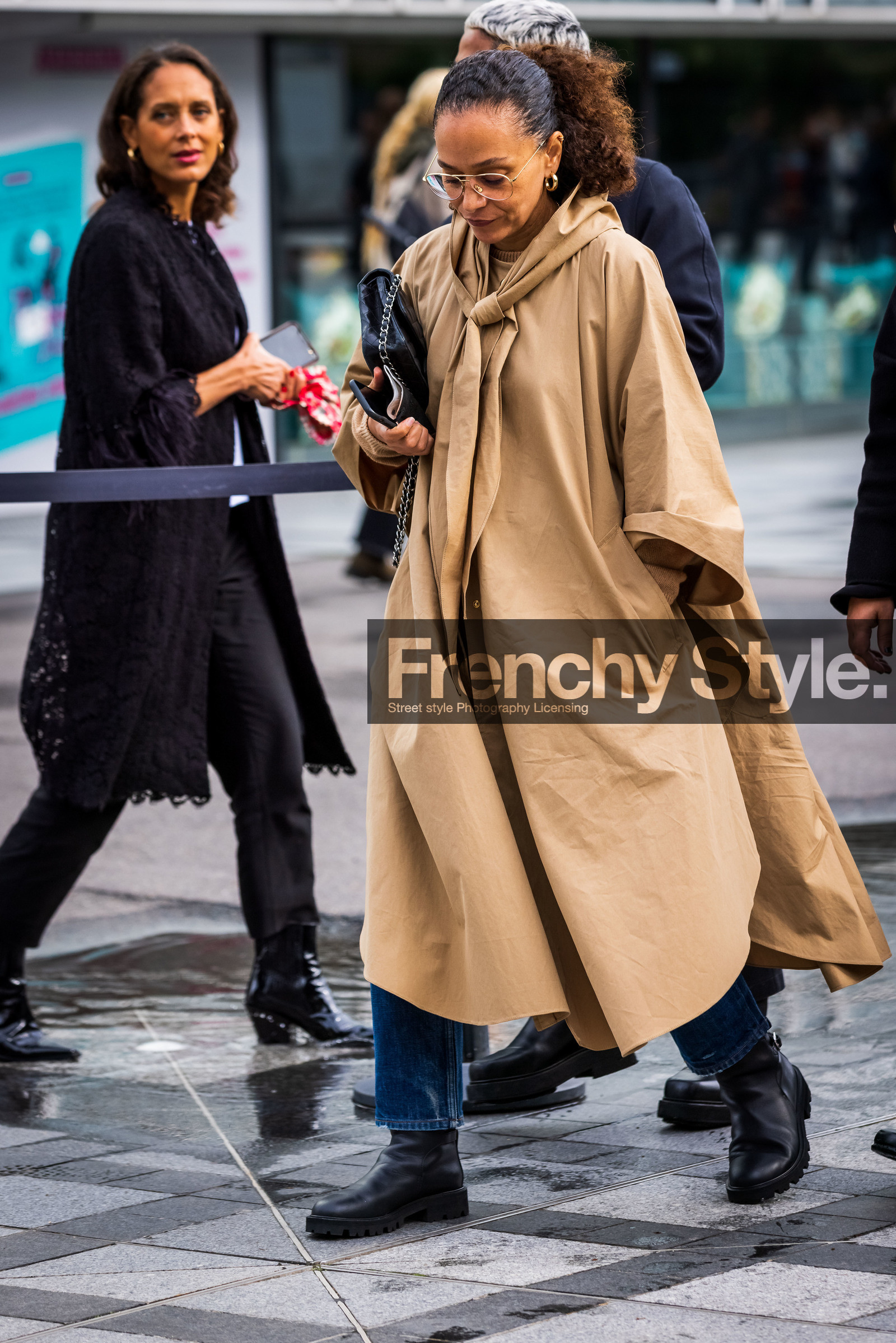 bag, beige jacket, beige raincoat, beige scarf, black bag, black boots, boots, denim, glasses, jacket, leather boots, raincoat, scarf, fashion week, frenchystyle, FW, jonathan paciullo, street style, PFW, PARIS, SPRING SUMMER 2022, SS 22, vertical, full length