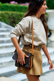 light beige pullover, beige pullover, beige skirt, suede skirt, belted skirt, silvered belt, high waist skirt, shoulder bag, brown leather bag, camel leather bag, logo all over, logo printed bag, louis vuitton bag, fashion week, frenchystyle, FW, jonathan paciullo, street style, PFW, PARIS, AUTUMN WINTER 2021-2022, FALL WINTER 2021-2022, FW 21-22, vertical, atmosphere details, detail