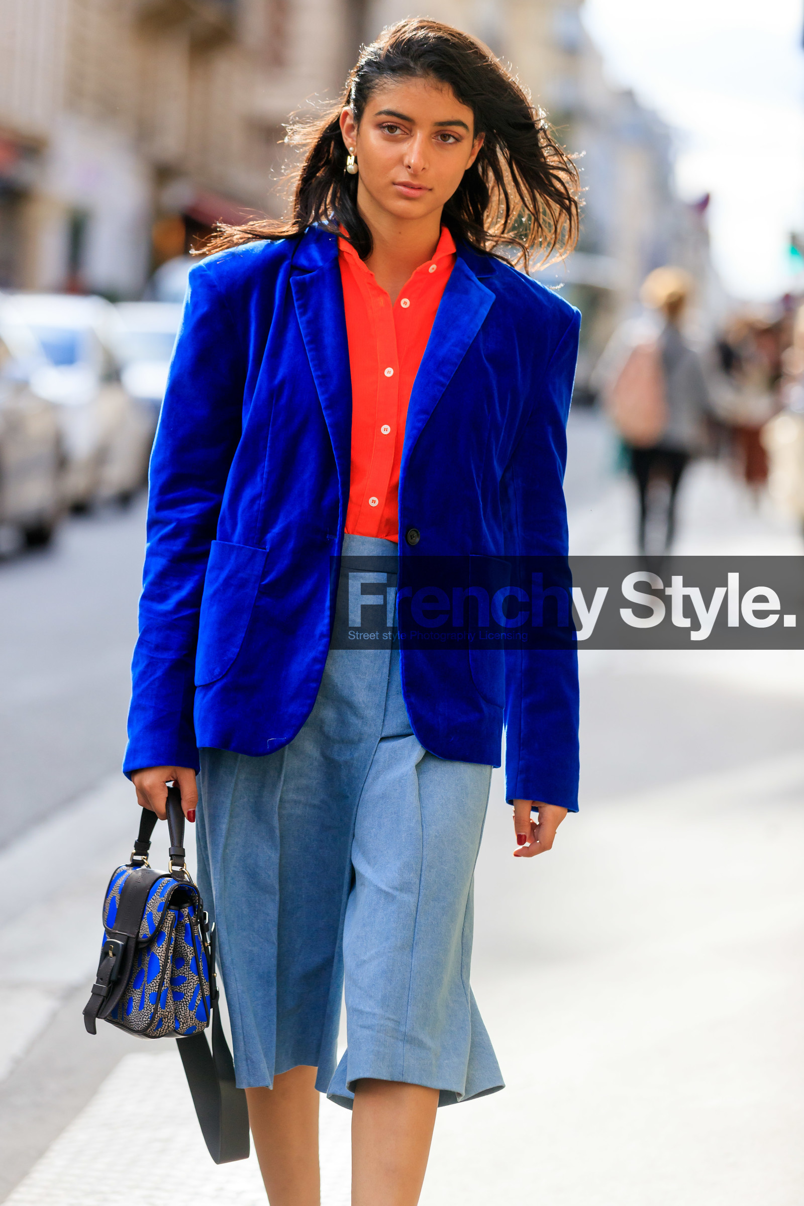 blue jacket, velvet jacket, red shirt, light blue jeans, light blue bermuda shorts, denim, cropped jeans, cropped pants, blue leather bag, black leather bag, printed bag, hand bag, big buckle bag, PARIS, PFW, SPRING SUMMER 2020, SS 20, fashion week, frenchystyle, FW, jonathan paciullo, street style, vertical, atmosphere details, detail