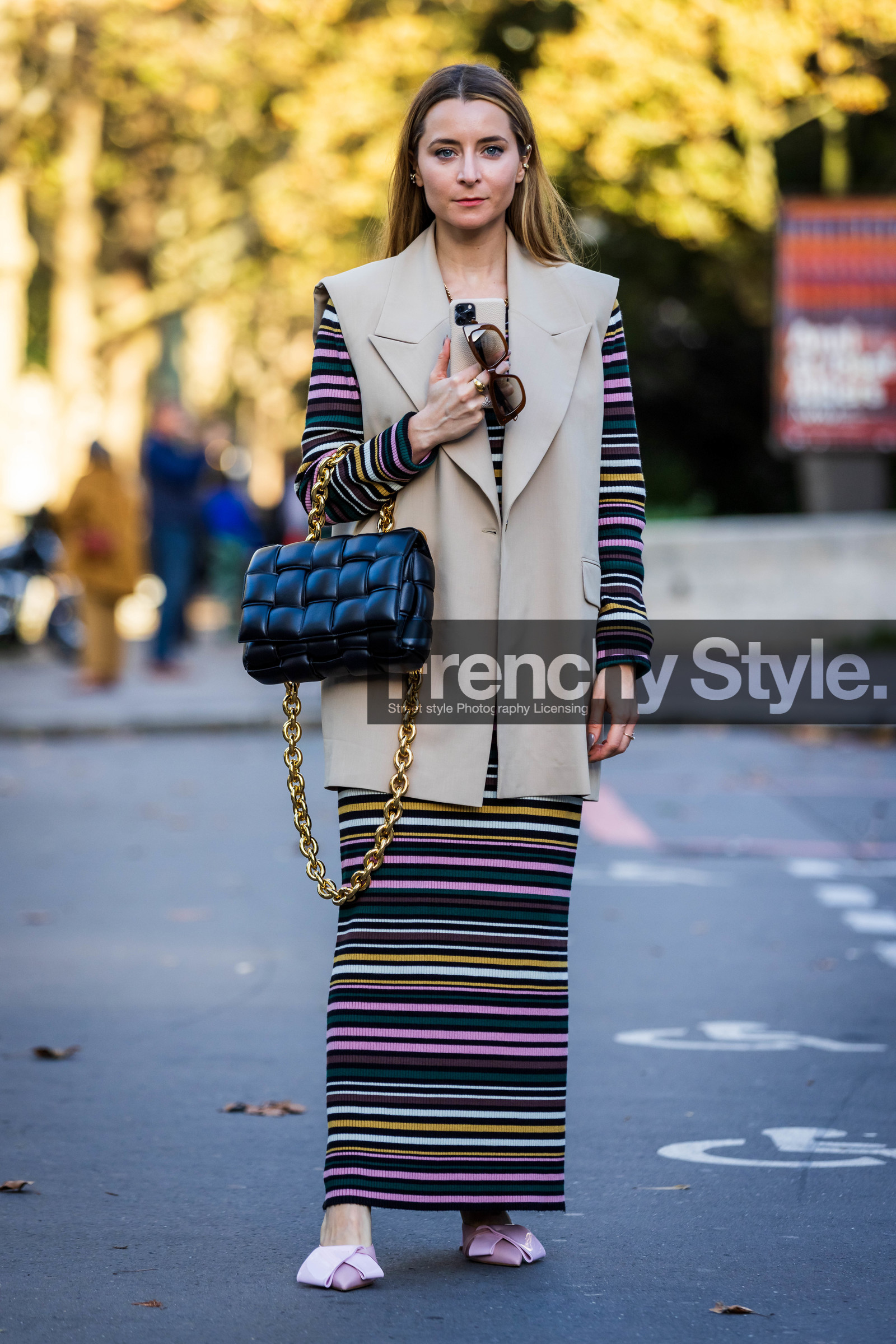 bag, beige blazer, beige jacket, black bag, bow shoes, brown sunglasses, chain bag, color, colored dress, dress, heels, Julia Comil, leather bag, leather heels, multicolor, pastel shoes, pink dress, pink heels, printed dress, quilted bag, ribbed dress, sleeveless blazer, sleeveless jacket, striped dress, stripes, fashion week, frenchystyle, FW, jonathan paciullo, street style, PFW, PARIS, SPRING SUMMER 2022, SS 22, vertical, full length