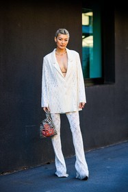 total white look, knitwear, knitted pants, knitted blazer, stripes bag, white and black bag, printed bag, transparent necklace, amalie gassmann, fashion week, frenchystyle, FW, jonathan paciullo, street style, vertical, full length