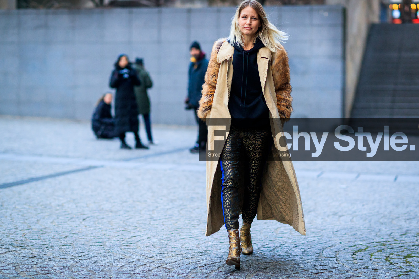 beige coat, black sweater, brown fur, golden boots, golden pants, high heels, leather shoes, long coat, shiny boots, shiny pants, trousers, fashion week, frenchystyle, FW, jonathan paciullo, street style, PFW, PARIS, SPRING SUMMER 2017, SS 17, HAUTE COUTURE, atmosphere details, full length, horizontal, holly rodgers