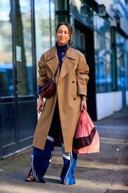 black shoes, blue denim, blue pants, bordeaux, burgundy, camel coat, denim pants, earrings, graphic pants, jeans, leather bag, leather shoes, pink bag, printed pants, red bag, sweatpants, tote bag, trousers, fashion week, frenchystyle, FW, jonathan paciullo, street style, PFW, PARIS, AUTUMN WINTER 2019-2020, AW 19-20, FALL WINTER 2019-2020, FW 19-20, vertical, full length