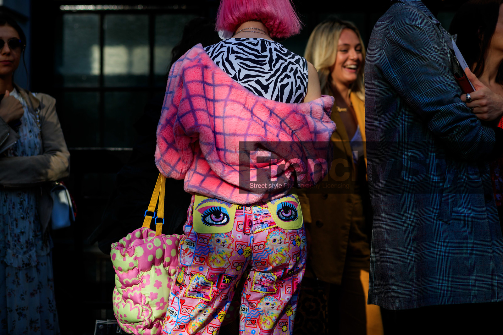 pink total look, pink hair, pink pants, pink bag, pink jacket, animal print top, sleeveless top, fur jacket, printed fur jacket, eyes printed pockets, printed pants, manga printed pants, floral printed bag, pink and yellow bag, fashion week, frenchystyle, FW, jonathan paciullo, street style, atmosphere details, horizontal, detail
