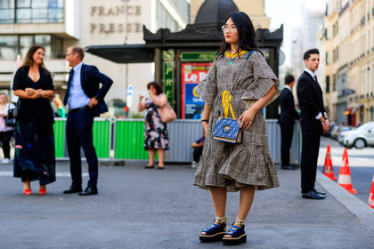 blue bag, blue shoes, brown dress, checked, fendi, graphic bag, graphic dress, houndstooth pattern, leather bag, leather shoes, monogram, plaid, printed bag, printed dress, yellow, yellow belt, PFW, fashion week, frenchystyle, FW, jonathan paciullo, street style, PARIS, horizontal, atmosphere details, full length, AUTUMN WINTER 2018-2019, FALL WINTER 2018-2019, FW 18-19