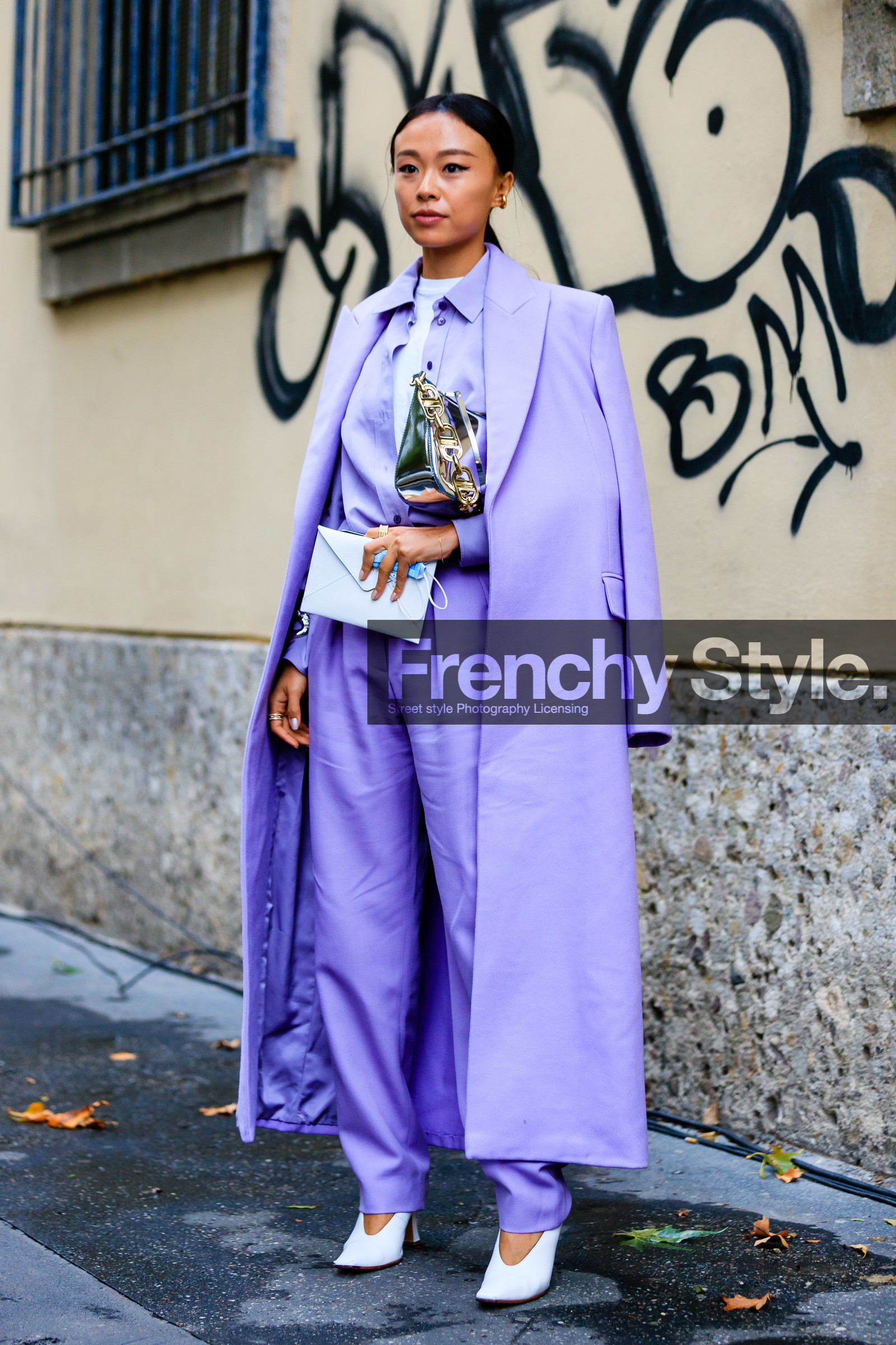 lilac coat, lilac jacket, lilac pants, lilac shirt, lilac total look, purple jacket, purple coat, purple shirt, purple pants, white t-shirt, mirror bag, silvered bag, golden chain strap bag, big chain strap bag, bottega veneta bag, bottega veneta shoes, white leather shoes, white leather pumps, white leather clutch, louis vuitton clutch, street style, jonathan paciullo, FW, frenchystyle, fashion week, MFW, MILAN, SPRING SUMMER 2021, SS 21, vertical, full length