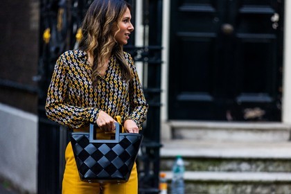 Isabella Charlotta Poppius, bucket bag, print, shirt, blouse, black, yellow, pants, fashion week, frenchystyle, FW, jonathan paciullo, street style, SPRING SUMMER 2022, SS 22, LFW, LONDON, horizontal, atmosphere details, detail