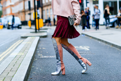 atmosphere details, bordeaux, bulgari, burgundy, detail, fashion week, frenchystyle, FW, high heels, horizontal, jonathan paciullo, leather bag, leather boots, leather shoes, LFW, LONDON, metallic bag, pink sweater, pleated skirt, red skirt, shiny boots, shiny shoes, silver bag, silver clutch, silver heels, silver shoes, SPRING SUMMER 2017, SS 17, street style, tamara kalinic, woman