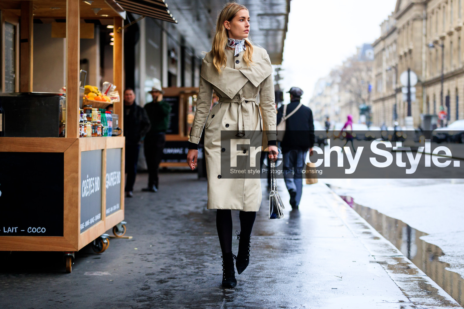 atmosphere details, AUTUMN WINTER 2017-2018, AW 17-18, beige coat, black bag, black shoes, chanel handbag, FALL WINTER 2017-2018, fashion week, frenchystyle, full length, FW, FW 17-18, high heels, horizontal, jonathan paciullo, leather bag, leather shoes, model, nadja bender, PARIS, PFW, street style, transparent bag, trench coat, white scarf