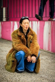 furry coat, black sunglasses, wideleg jeans, black shoes, brown coat, model, street style, jonathan paciullo, FW, frenchystyle, fashion week, AUTUMN WINTER 2022-2023, FALL WINTER 2022_2023, FW 22-23, PFW, PARIS, vertical, detail