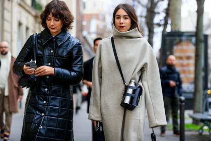 lauren caruso, light beige dress, high collar dress, crossbody bag, black leather bag, metalic bag, bottega veneta bag, long sleeves dress, alyssa coscarelli, black leather coat, black leather bag, quilted coat, fashion week, frenchystyle, FW, jonathan paciullo, street style, PFW, PARIS, horizontal, atmosphere details, detail