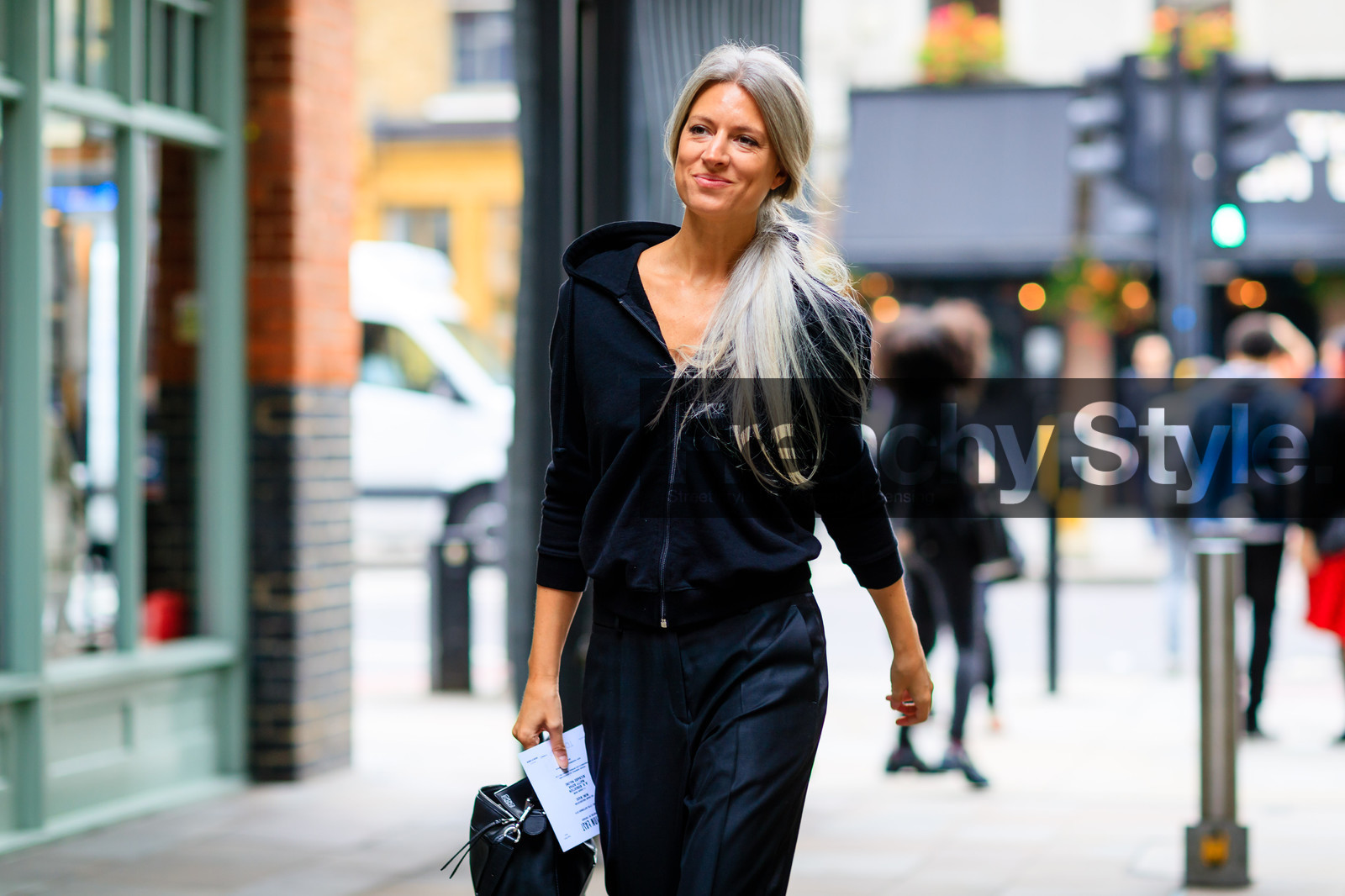 atmosphere details, black bag, black pants, black sweater, detail, fashion week, frenchystyle, FW, hoodie, horizontal, jonathan paciullo, leather bag, LFW, LONDON, sarah harris, SPRING SUMMER 2017, SS 17, street style, tone on tone, total look black, trousers, woman
