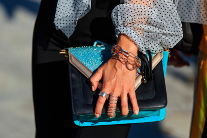 close up detail, bag detail, ring detail, jewel close up, blue leather bag, black leather bag, bicolor bag, animal skin bag, big chain bracelet, silver bracelet, silvered ring, multi bracelet, fashion week, frenchystyle, FW, jonathan paciullo, street style, MFW, MILAN, SPRING SUMMER 2021, SS 21, horizontal, atmosphere details, detail