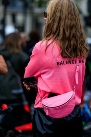 jessica minkoff, pink pullover, pink leather bag, balenciaga bag, balenciaga pullover, back details, crossbody bag, monogrammed bag, belt bag, PARIS, PFW, SPRING SUMMER 2020, SS 20, fashion week, frenchystyle, FW, jonathan paciullo, street style, vertical, atmosphere details, detail