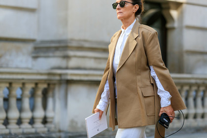 white shirt, beige jacket, split sleeves, black sunglasses, round shape sunglasses, fashion week, frenchystyle, FW, jonathan paciullo, street style, atmosphere details, horizontal, detail