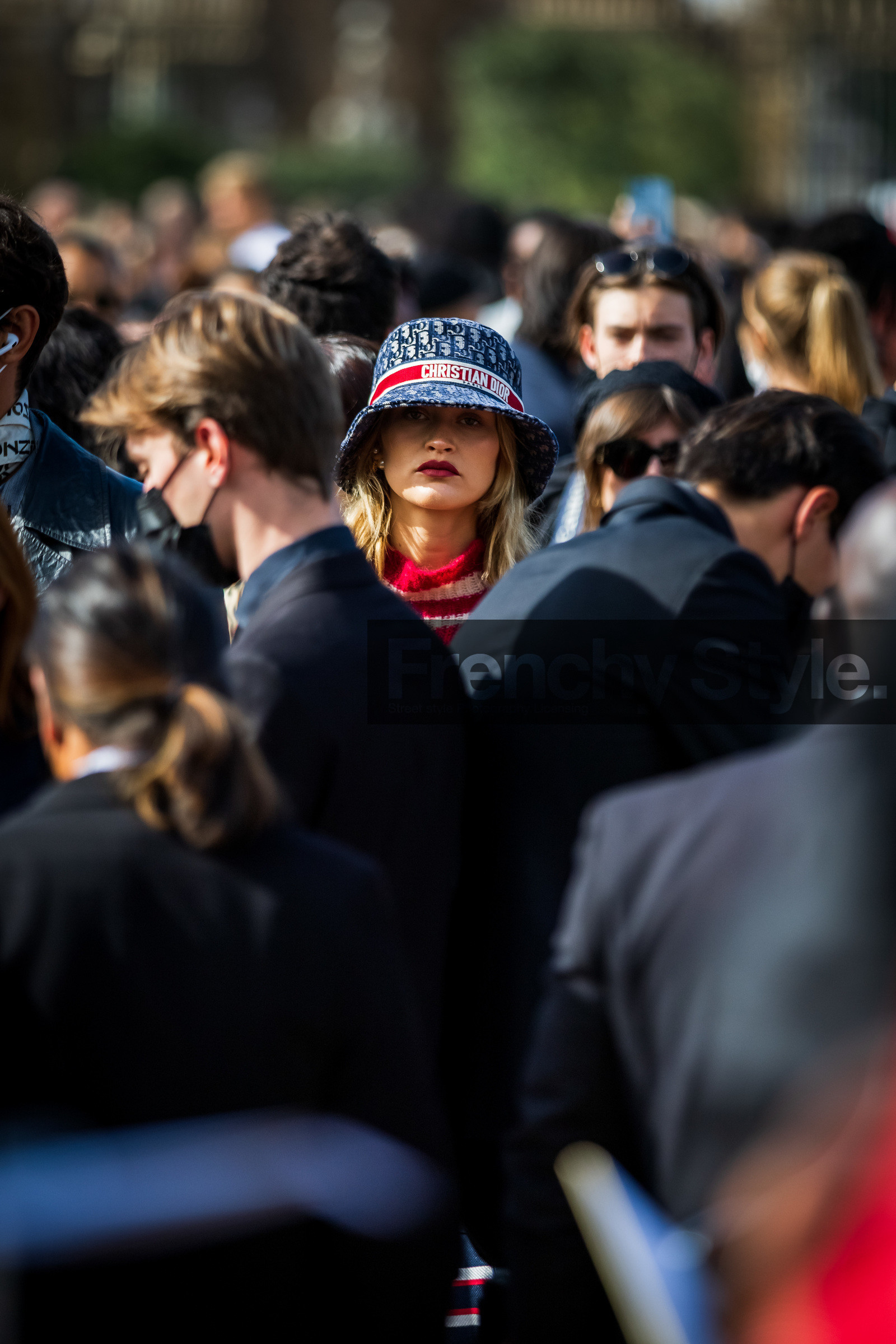 bob, Chloé Lecareux, dior logo, logo print, navy bob, printed bob, street style, jonathan paciullo, FW, frenchystyle, fashion week, PFW, PARIS, SPRING SUMMER 2022, SS 22, vertical, atmosphere details
