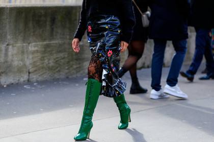 green leather boots, green polish boots, polish boots, laced boots, high boots, high heels boots, black tights, black vinyl skirt, mid long skirt, split skirt, floral printed skirt, multicolor skirt, pink skirt, blue skirt, ruffle skirt, embroidered tights, floral embroidered tights, legs detail, shoes detail, close up detail, elie saab look, elie saab shoes, elie saab skirt, fashion week, frenchystyle, FW, jonathan paciullo, street style, PFW, PARIS, horizontal, atmosphere details, detail