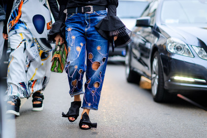 atmosphere details, AUTUMN WINTER 2017-2018, AW 17-18, black belt, black sandals, black shirt, black shoes, blue denim, denim pants, detail, FALL WINTER 2017-2018, fashion week, frenchystyle, FW, FW 17-18, green bag, horizontal, jeans, jonathan paciullo, leather bag, leather belt, leather shoes, MFW, MILAN, orange bag, pleats, printed bag, ripped pants, ruffles, snake print, street style, trousers