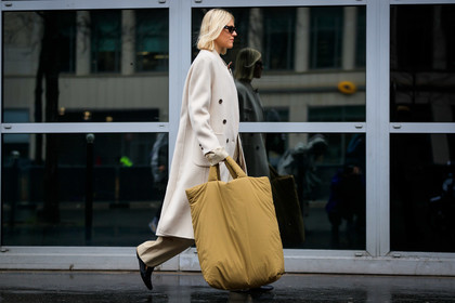 linda tol, light beige coat, kaki bag, huge bag, big bag, tol sunglasses, butterfly sunglasses, beige pants, checked scarf, plaid scarf, fashion week, frenchystyle, FW, jonathan paciullo, street style, PFW, PARIS, horizontal, atmosphere details, full length