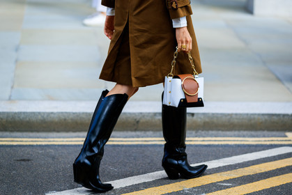 black shoes, brown coat, camel, graphic bag, high boots, high heels, leather bag, leather shoes, printed bag, trench coat, white bag, fashion week, frenchystyle, FW, jonathan paciullo, street style, LFW, LONDON, SPRING SUMMER 2019, SS 19, atmosphere details, horizontal, detail
