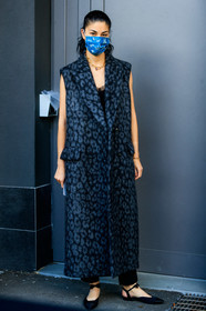 sleeveless coat, leopard printed coat, black coat, golden necklace, big chain necklace, pearl necklace, long coat, black ballerina, sling back shoes, knot details, knotted shoes, chanel shoes, satin shoes, satin ballerina, flat shoes, covid face mask, caroline issa, street style, jonathan paciullo, FW, frenchystyle, fashion week, MFW, MILAN, SPRING SUMMER 2021, SS 21, vertical, full length