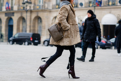 black pants, bordeaux, brown bag, brown jacket, Fur coat, fur jacket, gucci, high heels, leather bag, leather shoes, red boots, trousers, fashion week, frenchystyle, FW, jonathan paciullo, street style, PFW, PARIS, SPRING SUMMER 2017, SS 17, HAUTE COUTURE, atmosphere details, detail, horizontal