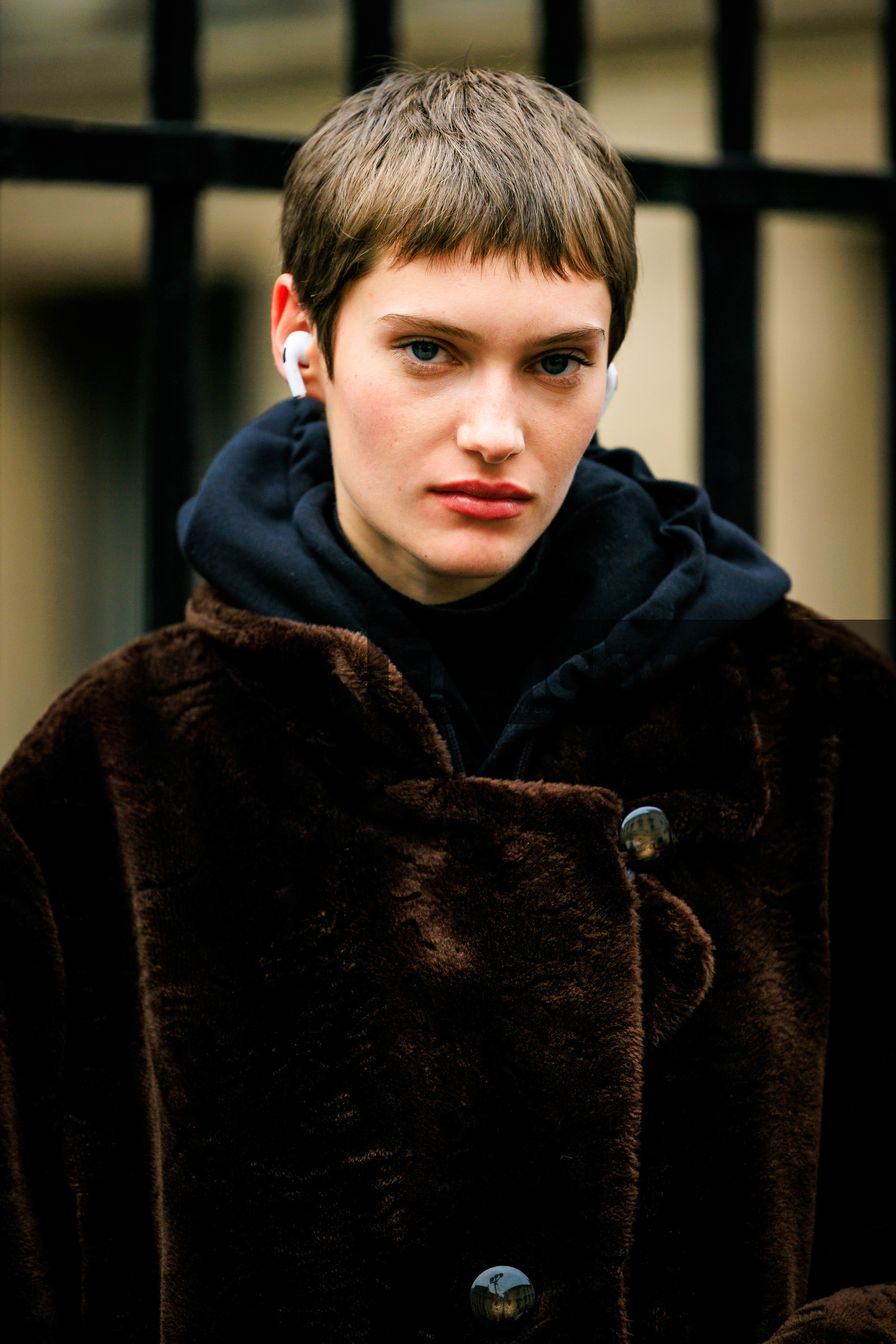short hair, airpods, model, black hoodie, brown coat, furry coat, fashion week, frenchystyle, FW, jonathan paciullo, street style, PFW, PARIS, menswear, AUTUMN WINTER 2022-2023, FALL WINTER 2022-2023, FW 22-23, atmosphere details, detail, vertical