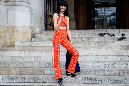 black bag, black shoes, black sneakers, checked, checked pants, checked top, graphic pants, high waist, leather bag, leather shoes, nike, orange pants, orange top, plaid, printed pants, trousers, zip, fashion week, frenchystyle, FW, jonathan paciullo, street style, PFW, PARIS, atmosphere details, horizontal, full length, model, AUTUMN WINTER 2018-2019, FALL WINTER 2018-2019, FW 18-19