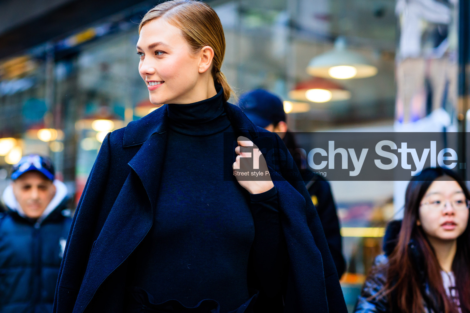 atmosphere details, AUTUMN WINTER 2017-2018, AW 17-18, black coat, black sweater, detail, FALL WINTER 2017-2018, fashion week, frenchystyle, FW, FW 17-18, horizontal, jonathan paciullo, karlie kloss, model, NEW YORK, NYFW, street style, tone on tone, total look black, turtleneck sweater