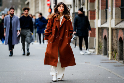 brown trench coat, used trench coat, white shirt, white jeans, white leather boots, cowboy boots, flare jeans, oversize trench coat, fashion week, frenchystyle, FW, jonathan paciullo, street style, PFW, PARIS, horizontal, atmosphere details, full length