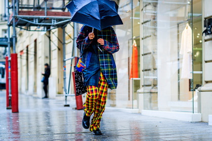 atmosphere details, AUTUMN WINTER 2017-2018, AW 17-18, black bag, black shoes, blue jacket, checked jacket, checked pants, detail, FALL WINTER 2017-2018, fashion week, frenchystyle, FW, FW 17-18, graphic jacket, graphic pants, graphic shirt, green jacket, horizontal, jonathan paciullo, leather shoes, multicolor bag, PARIS, PFW, plaid, printed bag, printed jacket, printed pants, street style, tartan, tote bag, trousers, umbrella, yellow pants