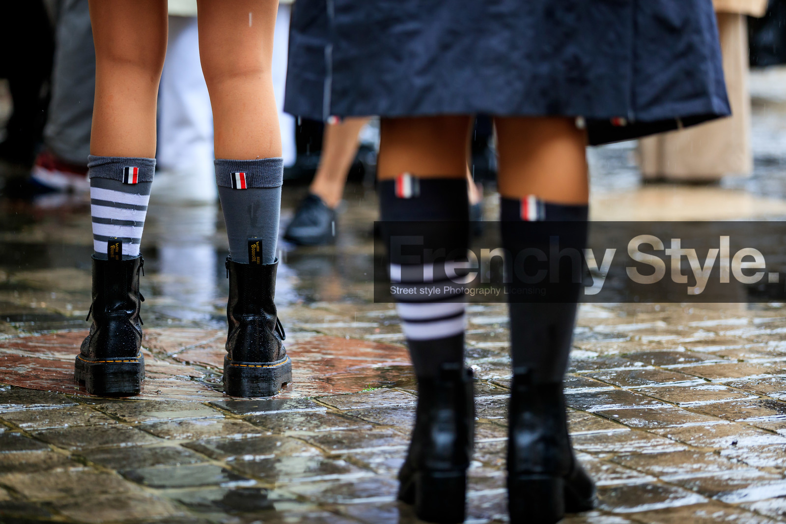 black leather boots, thom browne socks, grey socks, striped socks, high socks, close up detail, shoes detail, flat boots, back details, fashion week, frenchystyle, FW, jonathan paciullo, street style, PFW, PARIS, horizontal, atmosphere details, detail