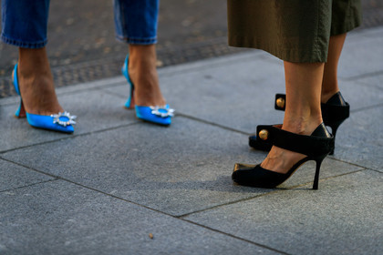 high heels shoes, black leather shoes, golden button, fur detail, squared toed shoes, fashion week, frenchystyle, FW, jonathan paciullo, street style, atmosphere details, horizontal, detail