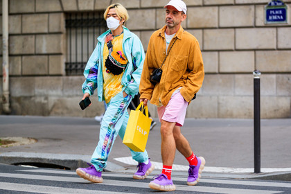 light blue jacket, light blue pants, light blue jogging pants, sportswear jacket, sportswear, yellow t-shirt, tie and dye t-shirt, crossbody bag, waist bag, rainbow pants, rainbow jacket, metalic jacket, metalic pants, sparkling jacket, sparkling pants, purple sneakers, big sole sneakers, yeezy shoes, red socks, corduroy shirt, corduroy shorts, orange shirt, yellow shirt, pink shorts, light pink shorts, light pink cap, multicolor bag, multicolor waist bag, fashion week, frenchystyle, FW, jonathan paciullo, street style, PFW, PARIS, SPRING SUMMER 2022, SS 22, horizontal, atmosphere details, full length
