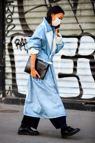 black jeans, denim, denim trench coat, tie and dye trenchcoat, light blue trench coat, white trench coat, black leather derbies, used jeans, black leather clutch, belted trench coat, covid face mask, PARIS, PFW, fashion week, frenchystyle, FW, jonathan paciullo, street style, SPRING SUMMER 2021, SS 21, vertical, full length