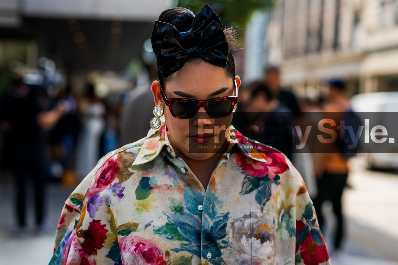 sunglasses, print, shirt, earrings, fashion week, frenchystyle, FW, jonathan paciullo, street style, SPRING SUMMER 2022, SS 22, LFW, LONDON, horizontal, atmosphere details, detail