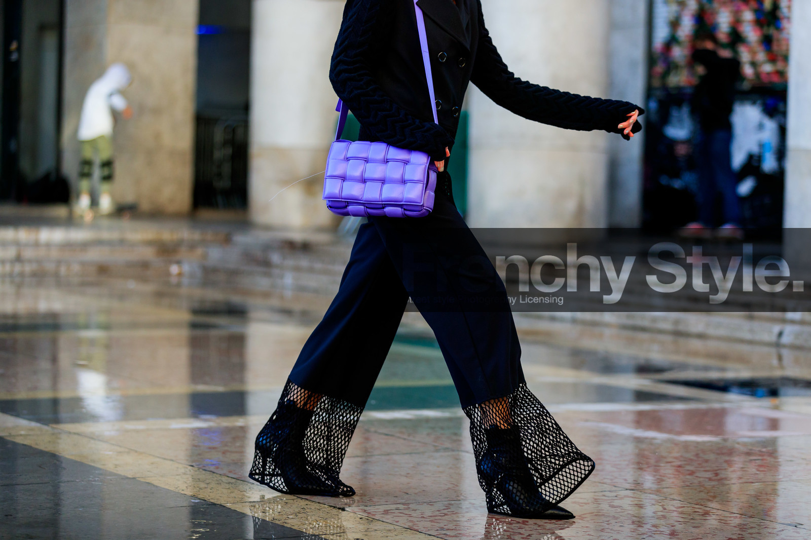 geraldine boublil, lilac leather bag, shoulder bag, plaited bag, plaited leather bag, bottega veneta bag, black pants, black leather boots, flare pants, fishnet pants, close up detail, bag detail, legs detail, fashion week, frenchystyle, FW, jonathan paciullo, street style, PFW, PARIS, horizontal, atmosphere details, detail