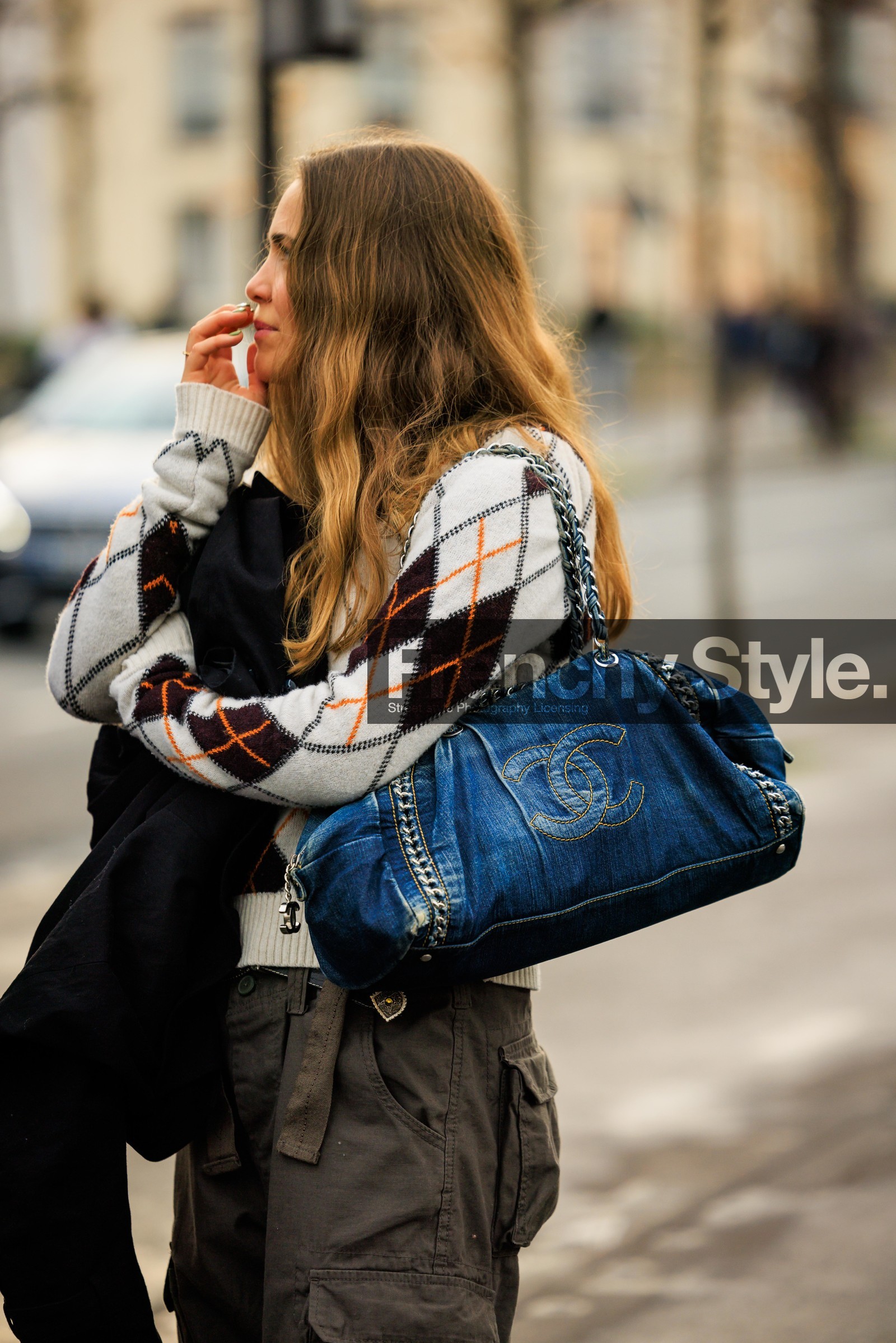 chanel handbag, denim handbag, white jumper, knitwear, details, rhombuses jumper, cargo pants, street style, jonathan paciullo, FW, frenchystyle, fashion week, AUTUMN WINTER 2022-2023, FALL WINTER 2022_2023, FW 22-23, PFW, PARIS, vertical, detail